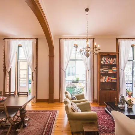 Classic Downtown Apartment *