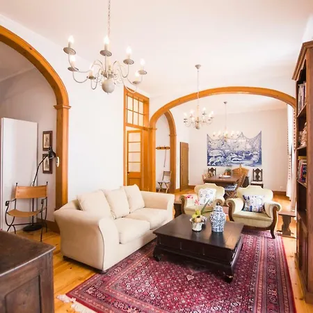Classic Downtown Apartment