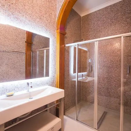 Classic Downtown Apartment