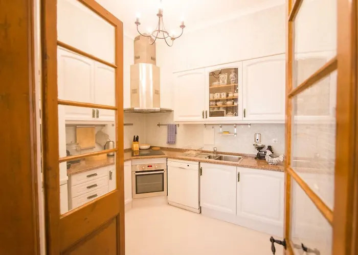 Classic Downtown Apartment *